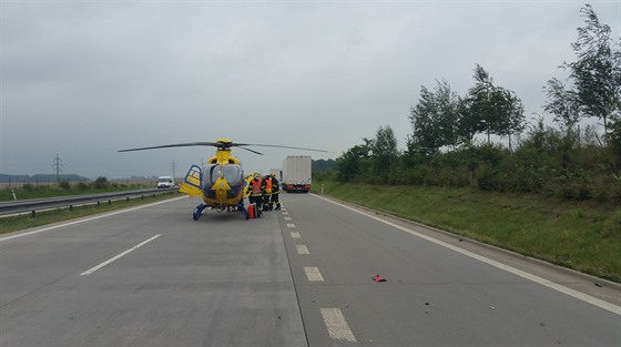 Podle serveru Dopravniinfo.cz pistál vrtulník záchraná pímo na tlese dálnice. Ilustraní snímek