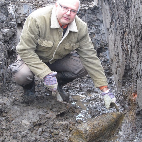 Archeolog Petr ech v jám s dlosteleckým granátem ráe 128 milimetr.