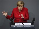 Nmecká kancléka Angela Merkelová ení na zasedání parlamentu v Berlín (7....