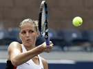 eská tenistka Karolína Plíková zasahuje míek ve 2. kole US Open.