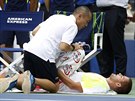 Ruský tenista MIchail Junyj se nechává oetovat ve 3. kole US Open.