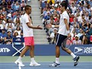 Ruský tenista Michail Junyj (vlevo) musel na US Open vzdát Novaku Djokoviovi.