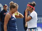eská tenistka Barbora Strýcová se domlouvá s indickou spoluhrákou Saniou...