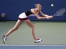 eská tenistka Karolína Plíková se natahuje po míku v utkání 3. kola US Open.