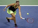 eská tenistka Petra Kvitová zahrává volej v osmifinále US Open.