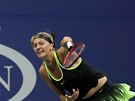 eská tenistka Petra Kvitová podává pi osmifinále US Open.