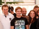 Jan Broek s kolegy ze seriálu Vinai