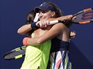 Francouzka Kristina Mladenovicová objímá svou krajanku Caroline Garcíaovou po...