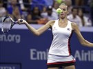 Karolína Plíková trefuje míek v semifinále US Open na newyorském centrkurtu.