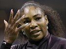 Serena Williamsová gestikuluje bhem semifinále US Open.