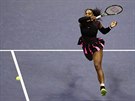Serena Williamsová odehrává míek bhem semifinále tenisového US Open.
