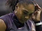 Zamylená Serena Williamsová bhem semifinále US Open proti Karolín Plíkové.