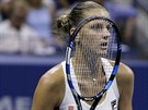 Karolína Plíková sleduje míek bhem semifinále tenisového US Open proti...
