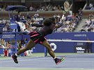 Amerianka Serena Williamsová odehrává míek v semifinále US Open.