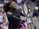 Serena Williamsová se natahuje po míku pi semifinále US Open proti Karolín...