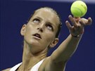 Karolína Plíková podává v semifinále US Open proti Seren Williamsové.