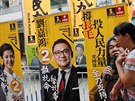 Ulice Hongkongu zaplavily pedvolební plakáty s kandidáty ze stran Síla lidu a...