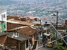 Pohled do chudinské tvrti Medellínu pár set výkových metr nad centrem