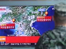 Jihokorejský voják sleduje na základn v Soulu televizní zpravodajství o...