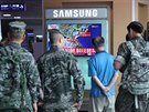 Jihokorejtí vojáci sledují na základn v Soulu televizní zpravodajství o...