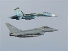 Nmecký Eurofighter Typhoon doprovází ruskou pepadovou stíhaku Su-27 nad...