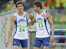 Moderní ptiboja David Svoboda (vpravo) se v cíli olympijského závodu objímá s...