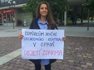 Kateina Michalisková spolen s dalími leny spolku Úsmvái pojala protest...