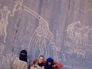 Jitka Soukopová s Tuaregy ped nástnnými malbami v Alírsku.