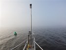 Hydrobiologové zkoumali ryby na Lipně. Ráno se nad hladinou držela mlha.