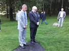 Ministr financí Andrej Babi a ministr kultury Daniel Herman dali kytice k...