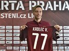 77 Václav Kadlec po návratu do Sparty pózuje s dresem. Pro íslo 77? Jeho...