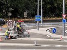 V pátek odpoledne silniái malovali na asfalt vodorovné dopravní znaení.