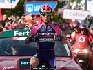 Tiadvacetiletý italský cyklista Valerio Conti vítzí v nejdelí 13. etap...