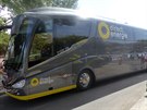 Autobus týmu Direct Energie na startu patnácté etapy panlské Vuelty, na...