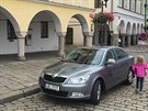 Automobil pelhimovského mstského úadu stojí ped radnicí na Masarykov...