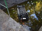 Auto se na Mladoboleslavsku pevrátilo a spadlo do náhonu Jizery (2.9.2016).