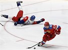 Martin Hanzal padá, dopedu vyráí Rus Artmij Panarin.