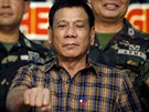 Duterte a jeho známé gesto, se kterým vstoupil i do předvolební kampaně (1....