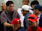 Filipínský prezident Rodrigo Duterte na letiti pivítal dlníky, kteí se...