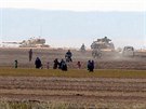 Syrtí civilisté prchají ped tanky turecké armády, které na syrské území...