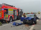 Hasii odklízejí následky nehody, pi které se na dálnici D1 u Bílova na...