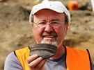 Archeolog Jan Mikulík s ástí zdobeného hrnce z druhé poloviny 13. století...