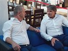 Olomoucký trenér Zdenk Venera mluví, Jan Tomajko ho poslouchá.
