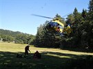 Záchranáský vrtulník pi úprav podvsu nedaleko skalního msta v Adrpachu.