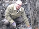 Archeolog Petr ech v jám s dlosteleckým granátem ráe 128 milimetr.