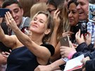 Renée Zellwegerová s fanouky (Londýn, 5. záí 2016)