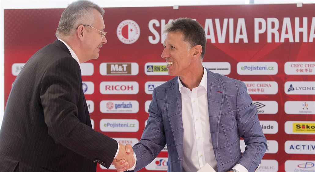 Jaroslav Tvrdík, �éf Slavie (vlevo) vítá v klubu trenéra Jaroslava �ilhavého. Po 16 m�sících se s ním rozlou�il.