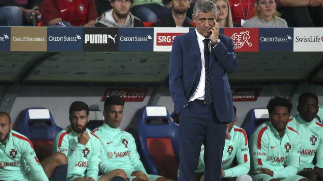 Trenér portugalské reprezentace Fernando Santos sleduje, jak jeho tým ve...