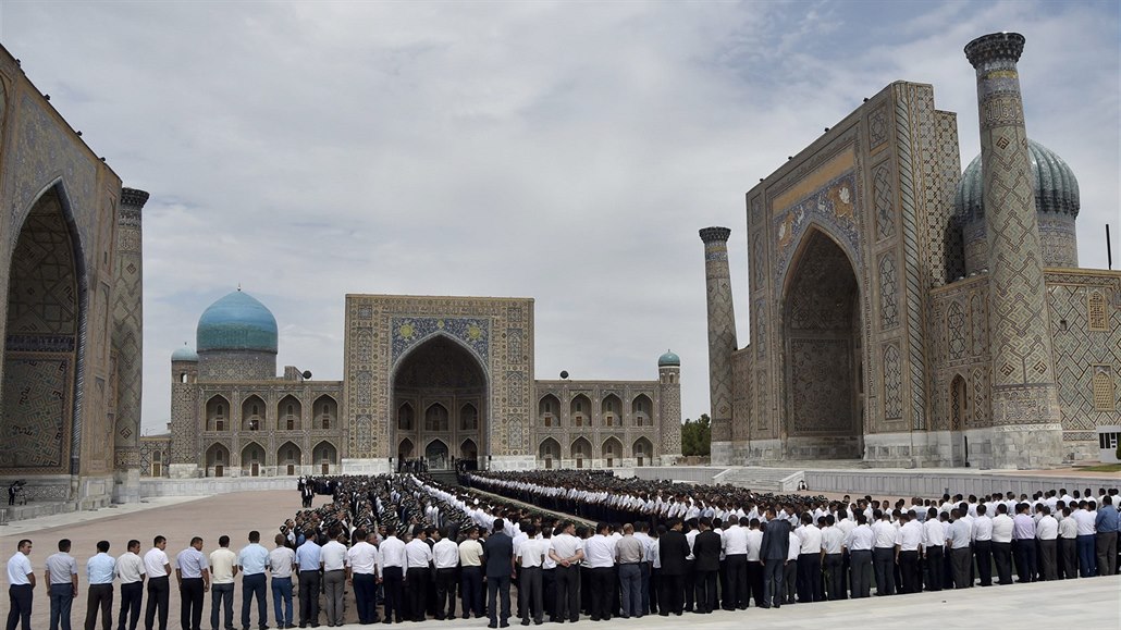 Smute�ní shromá�d�ní na nám�stí v Samarkandu, kde se prezident Uzbekistánu...
