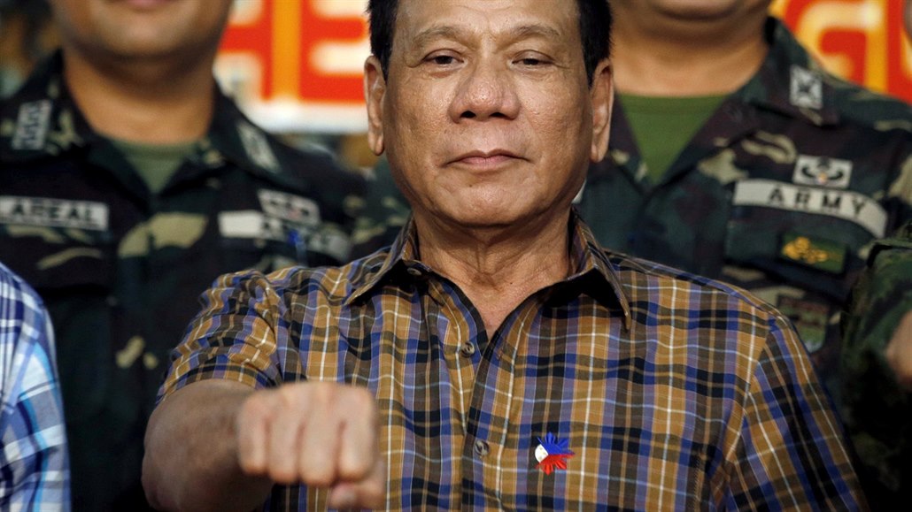 Duterte a jeho známé gesto, se kterým vstoupil i do p�edvolební kampan� (1....